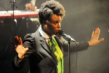 Entre rock, soul, pop et danse, la chanteuse franco-camerounaise a fait un triomphe, vendredi