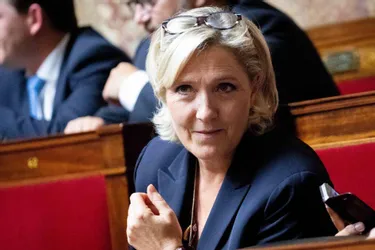Marine Le Pen à Cublac pour la Fête du drapeau