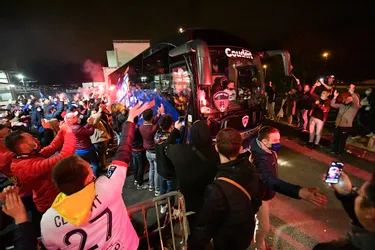 Nuit de folie à l'aéroport d'Aulnat : les joueurs et les supporters du Clermont Foot fêtent la montée en Ligue 1