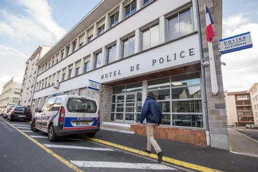 Ivre au volant, elle percute six voitures garées... devant le commissariat de police d'Aurillac (Cantal)