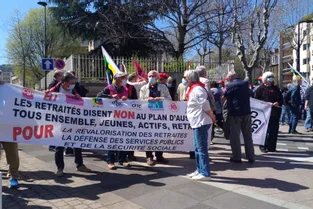 Les retraités dans la rue à Clermont-Ferrand (Puy-de-Dôme) pour leur pouvoir d'achat et "pour qu'on cesse d'opposer les générations"
