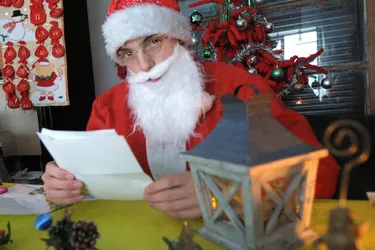 À 16 ans, Jordy Cottaz est passionné de décorations de Noël et se déguise pour ses voisins
