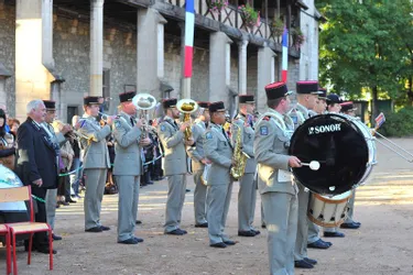 La 332e promotion de l'école de gendarmerie sur esplanade du vieux chateau