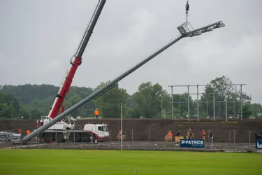 Ligue 1 : les nouveaux projecteurs du Clermont Foot en cours d'installation au stade Montpied