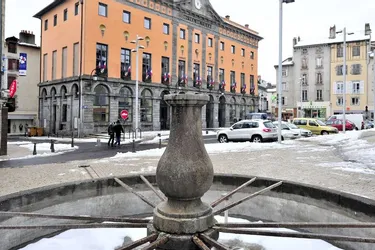 La fontaine de l’hôtel de ville décapitée
