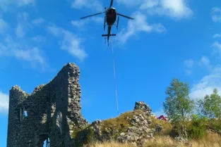 Château d'Apchon : les travaux de sécurisation ont débuté… avec un hélicoptère