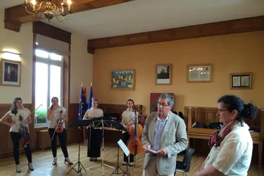 Les musiciens s’invitent à la mairie
