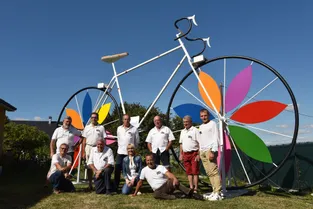 Pourquoi l'association Saramagbelle a fabriqué un vélo géant pour le passage du Tour de France au Suc au May (Corrèze) ?