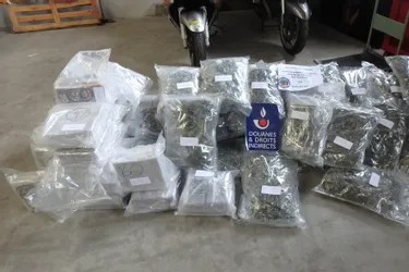 92 kilos de résine et 52 kilos d'herbe de cannabis découverts dans une camionnette roumaine sur l'A75 à Saint-Yvoine (Puy-de-Dôme)
