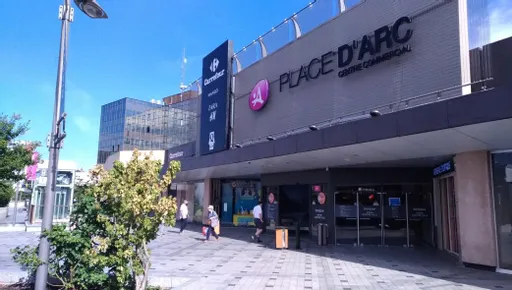 Carrefour Place d'Arc,  Orlans, ferm ce samedi 31 octobre - La  Rpublique du Centre