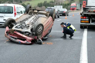 Sa voiture termine sa course sur le toit au milieu de l'A75 dans le Cantal : un conducteur légèrement blessé