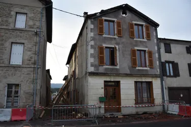 Un feu d'habitation se propage à des maisons mitoyennes à Marsac-en-Livradois (Puy-de-Dôme)