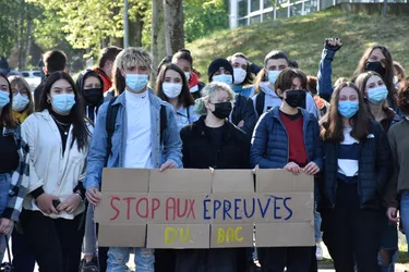 Montluçon (Allier) : des lycéens manifestent pour l'annulation des épreuves du Bac 2021 au profit du contrôle continu