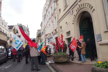 Une cinquantaine de manifestants devant la sous-préfecture de Vichy