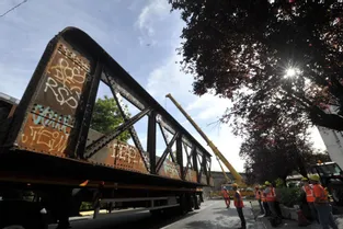 Les travaux sur la voie ferroviaire ont démarré avec l’enlèvement du tablier du pont SNCF d'Estavel