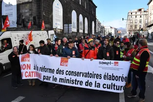 Les professeurs du conservatoire de Clermont-Ferrand dans la rue "pour défendre l'enseignement artistique"