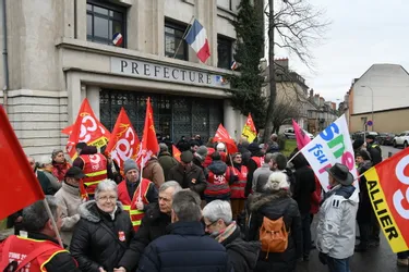 Rassemblement "contre la répression syndicale" devant la préfecture de l'Allier, à Moulins