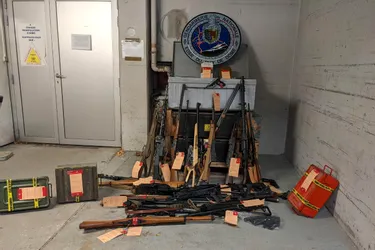 Les gendarmes découvrent près de 50 armes chez un ancien militaire, à Cournon-d'Auvergne (Puy-de-Dôme)