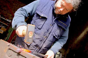 Le ferronnier Renaud Sallé fond pour l'acier doux