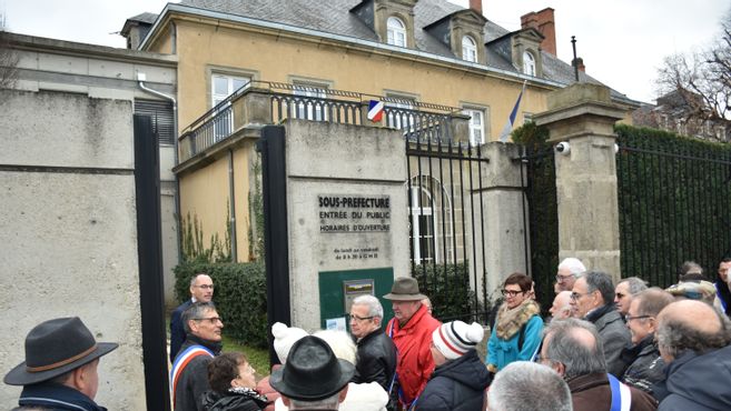 A Issoire, élus, parents d'élèves et enseignants font front pour s'opposer au projet de carte scolaire
