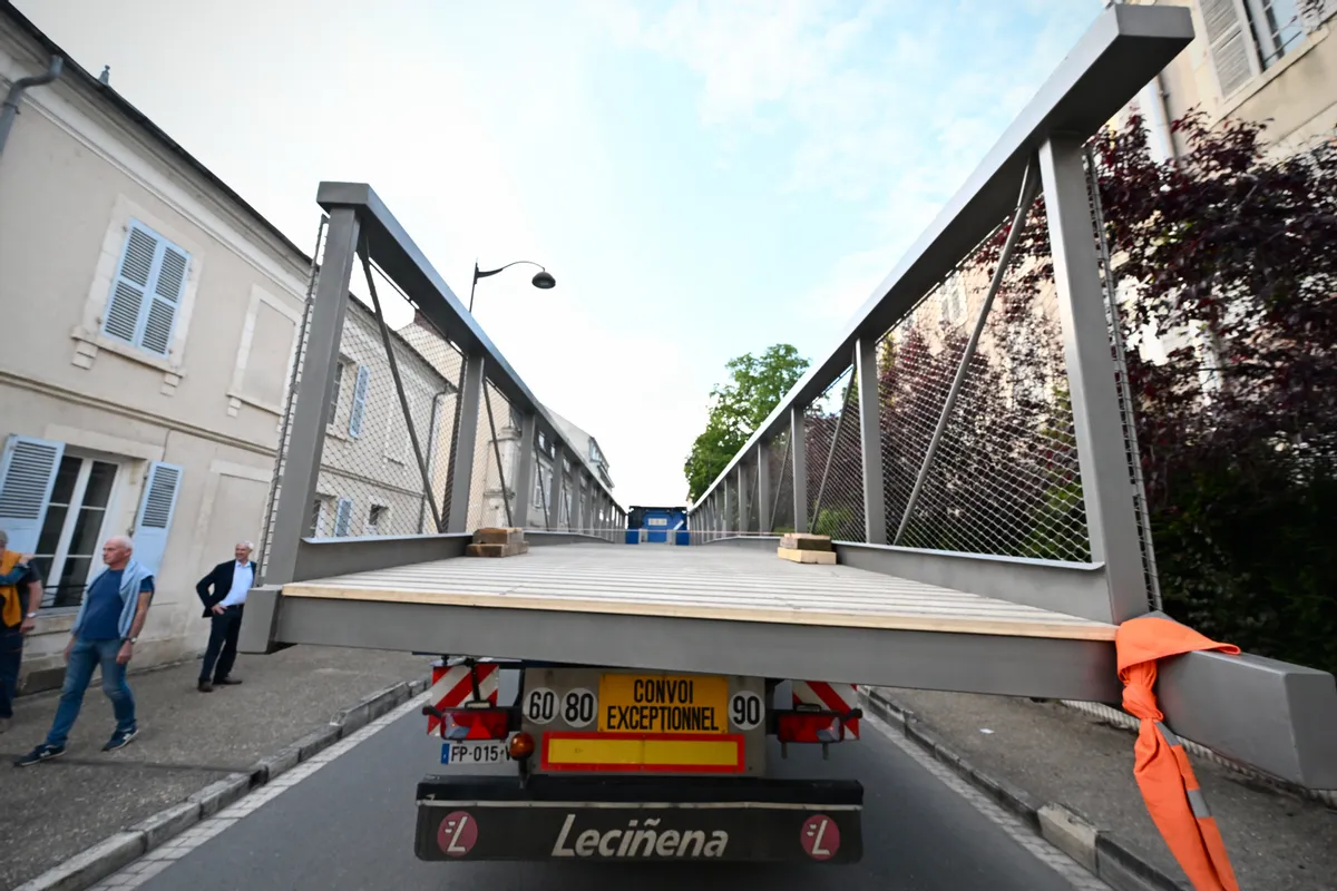 [Photos] Une passerelle de près de 5 tonnes s'est posée au-dessus de la ...