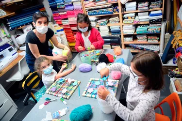 Nadia Michot crée et offre, à Nevers, des jeux et jouets pour les enfants en recyclant ce qu'on lui donne
