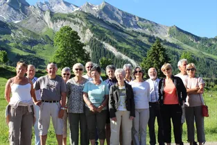 Les randonneurs en visite dans les Alpes