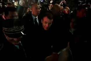 Quand Emmanuel Macron se balade place de la Victoire à Clermont-Ferrand