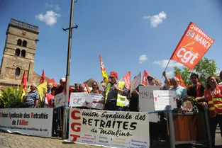 Une centaine de manifestants devant la permanence du député Chambefort, à Yzeure