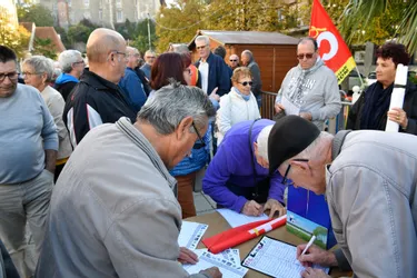 Une centaine de retraités rassemblés place Piquand à Montluçon contre les réformes