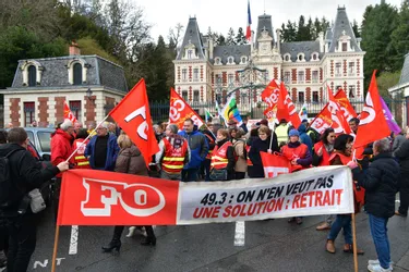 Plus de 150 personnes ont manifesté devant la préfecture de Tulle (Corrèze) contre le 49-3