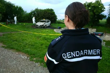 Un corps sans vie retrouvé au pied d'une voiture calcinée à Aigueperse (Puy-de-Dôme)