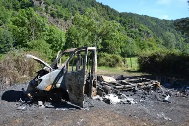 Un camping-car détruit par le feu pendant que ses occupants pêchent