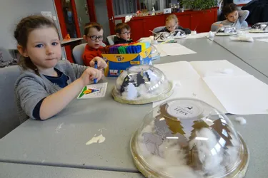 Deux ateliers de fabrication de cloches décoratives étaient proposés aux enfants de 3 à 11 ans