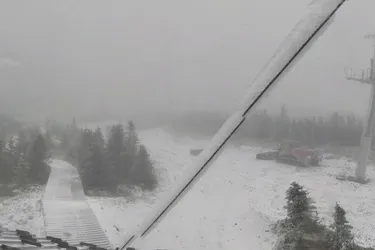 La neige continue de tomber en Auvergne