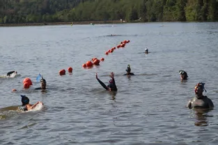 Soixante-dix nageurs ont montré leur endurance, pour la 11e Ronde des Cheires, au lac d'Aubusson-d'Auvergne (Puy-de-Dôme)