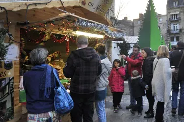 Alors que le marché de Noël bat son plein, passants et vendeurs jugent de son efficacité
