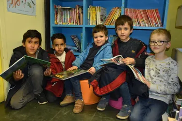 Les parents des élèves de l'école Bizaleix, à Issoire, découvrent le quotidien de leurs enfants