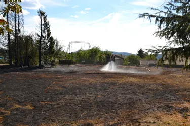 Un incendie se déclare dans un jardin aux Sarraix : 3.000 m2 d'herbe brûlés