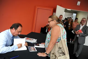 En dédicace à Moulins pour son livre Les leçons du pouvoir, François Hollande retrouve une popularité