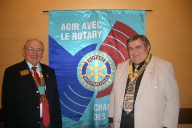Échange de fanions au Rotary-Club