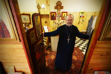 Faire la messe en altitude ou sous terre : le père Léonide, installé à Evaux-les-Bains (Creuse), est un religieux... peu orthodoxe