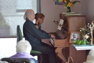 Quatre mains sur un piano pour les aînés