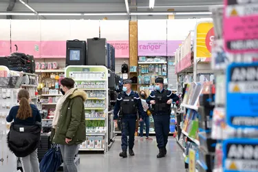 Les forces de l'ordre dans les rayons des magasins de l'agglomération de Vichy pour contrôler le respect des mesures sanitaires