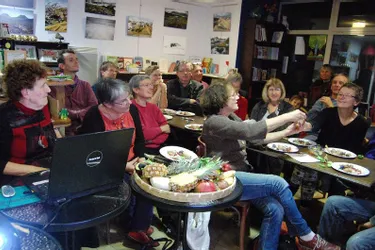 La botaniste langeadoise Maryse Tort a épaté son auditoire, vendredi, au café-librairie Grenouille