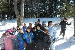 Les enfants du centre de loisirs à la neige