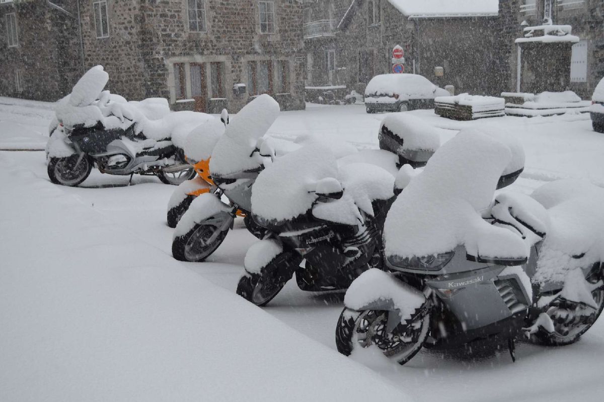 Motards bloqu&eacute;s aux Estables, circulation compliqu&eacute;e au sud sur la RN 88... la neige s'accumule