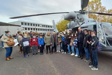 Un hélicoptère Panther se pose dans la cour du collège Teilhard-de-Chardin à Chamalières (Puy-de-Dôme)