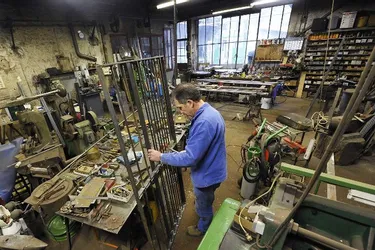 Dans son atelier d’un autre âge, Jean Ruillon perpétue la tradition de l’artisan serrurier