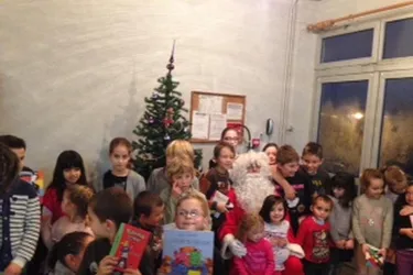Le Père Noël visite les enfants